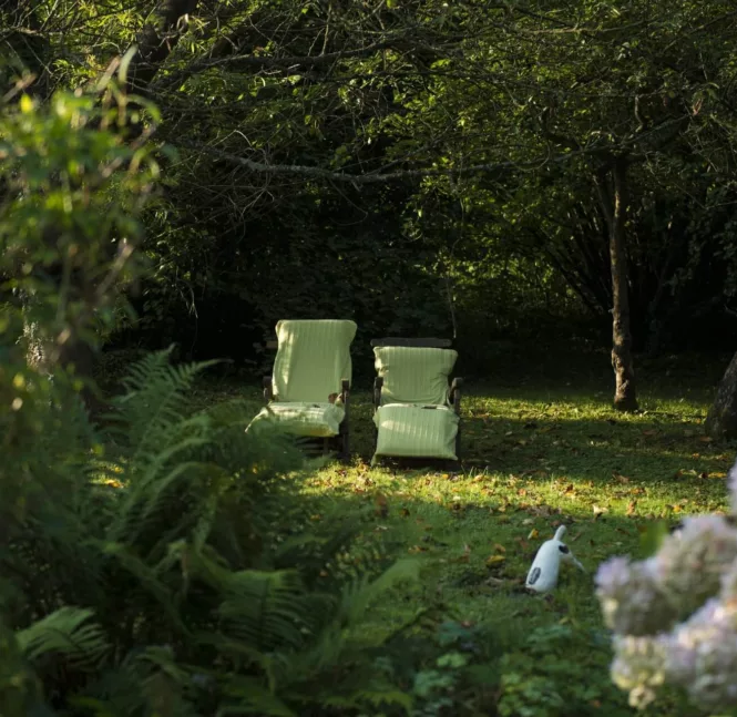extérieur jardin fleuris maison d'hôtes ludique et insolite Hastière Dinant Namur Belgique Cluedo B&B