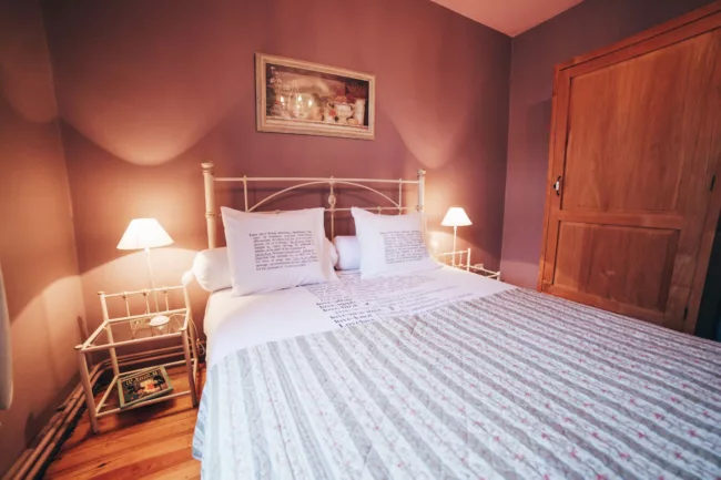 Sur le thème du Cluedo Logez dans la chambre romantique de Miss Rose