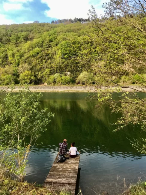Discuter avec sa moitié au bord de la Meuse