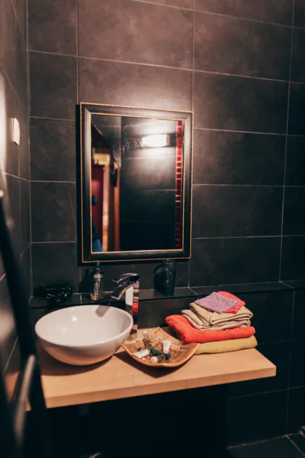 Sur le thème du Cluedo Logez dans la chambre asiatique de Professeur VIOLET