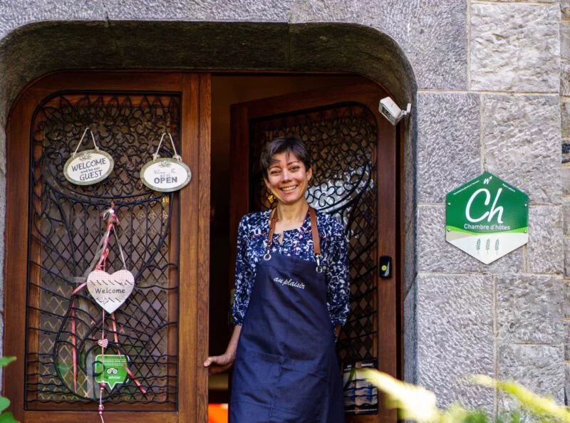 Lily l’hôte vous accueille avec le sourire