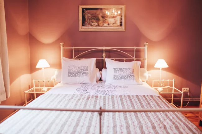 Sur le thème du Cluedo Logez dans la chambre romantique de Miss Rose