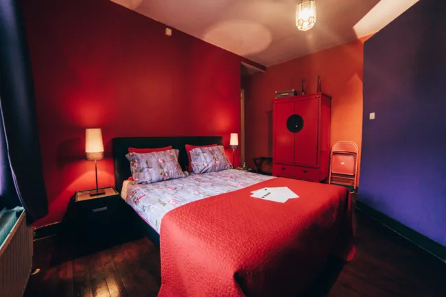 Sur le thème du Cluedo Logez dans la chambre asiatique de Professeur VIOLET