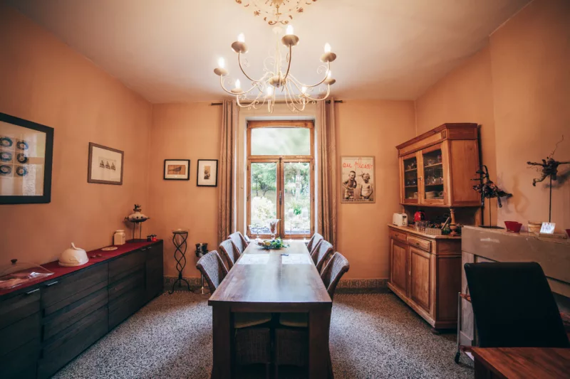 La salle à manger prêt à vous accueillir pour le petit-déjeuner et disponible d’accès quand vous le souhaitez lors de votre séjour