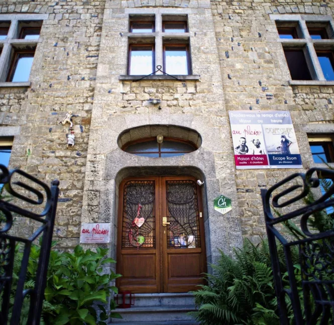 L’entrée de Au Plaisir votre maison d’hôtes ludique et insolite à Hastière sur le thème du Cluedo B&B