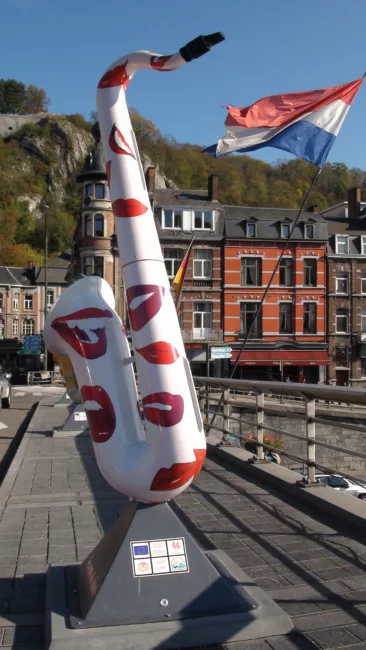 Dinant ville d’Adolphe Sax (c) Parkoers