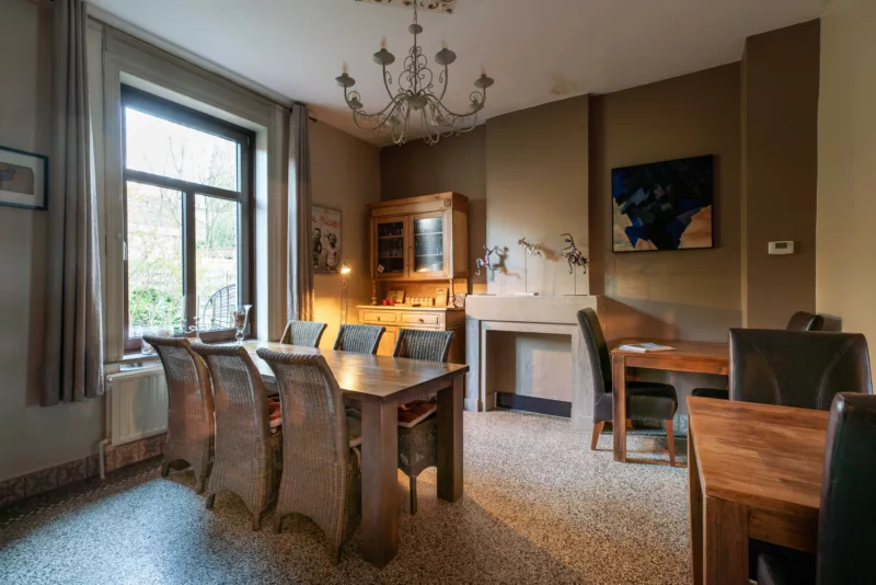 La salle à manger prêt à vous accueillir pour le petit-déjeuner et disponible d’accès quand vous le souhaitez lors de votre séjour