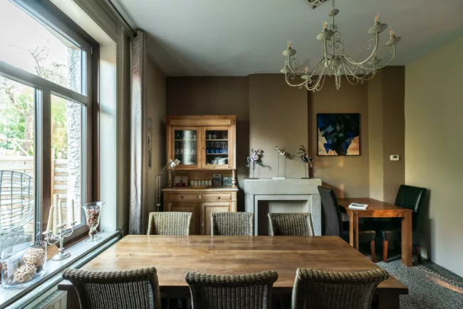 La salle à manger prêt à vous accueillir pour le petit-déjeuner et disponible d’accès quand vous le souhaitez lors de votre séjour