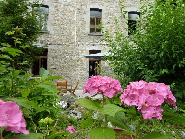 Vue du jardin fleuris sur la terrasse
