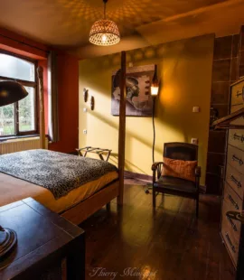 Logez dans la chambre africaine de Colonel MUSTARD sur le thème du Cluedo