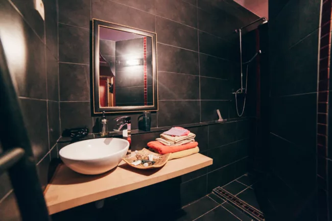 Sur le thème du Cluedo Logez dans la chambre asiatique de Professeur VIOLET