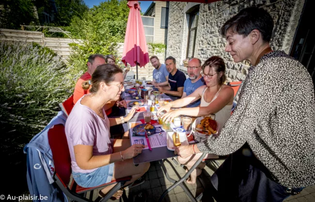 En groupe, en famille, entre amis ou en couple dégustez votre petit déjeuner fait maison sur notre terrasse