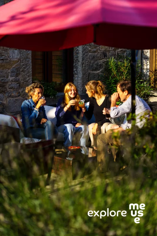 En groupe ou en famille, pendant l’été profitez du soleil sur la terrasse extérieur