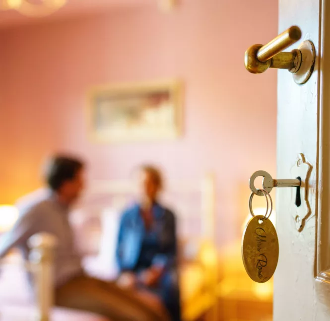 Sur le thème du Cluedo Découvrez les secrets de Miss Rose dans sa chambre romantique