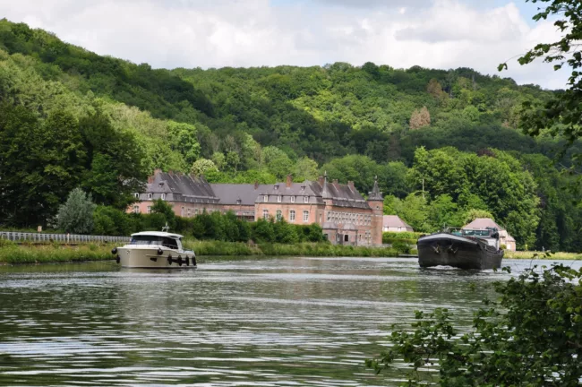 Le château de Freÿr vue de la Meuse