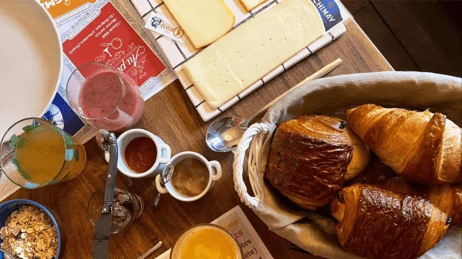 Petit-dejeuner-fait-maison-Au-Plaisir-maison-dhotes-insolite-et-ludique-Hastiere-Dinant-Namur-Ardennes-Belgique-Cluedoc-Namur-Ma-Belle-650x365