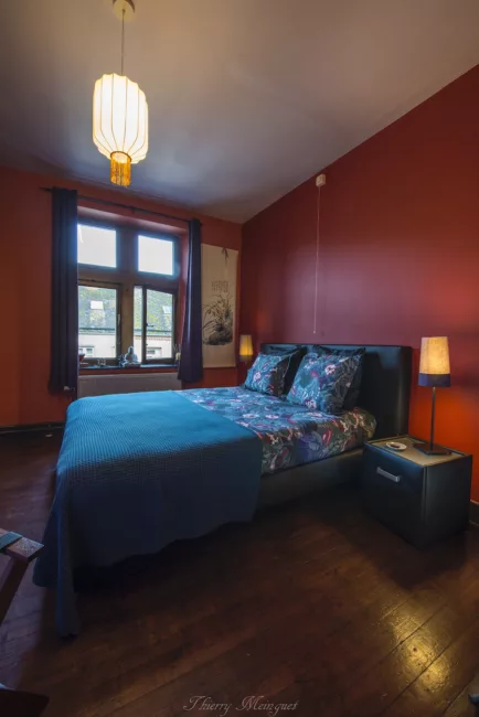 chambre professeur violet chambre à thème énigme à résoudre à deux ludique jeu de carte baignoire d'antan, activité en couple Hastière Dinant, Namur