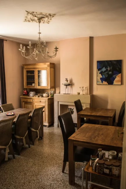 La salle à manger prêt à vous accueillir pour le petit-déjeuner et disponible d’accès quand vous le souhaitez lors de votre séjour