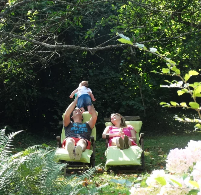 En groupe ou en famille, pendant l’été profitez du soleil sur la terrasse extérieur
